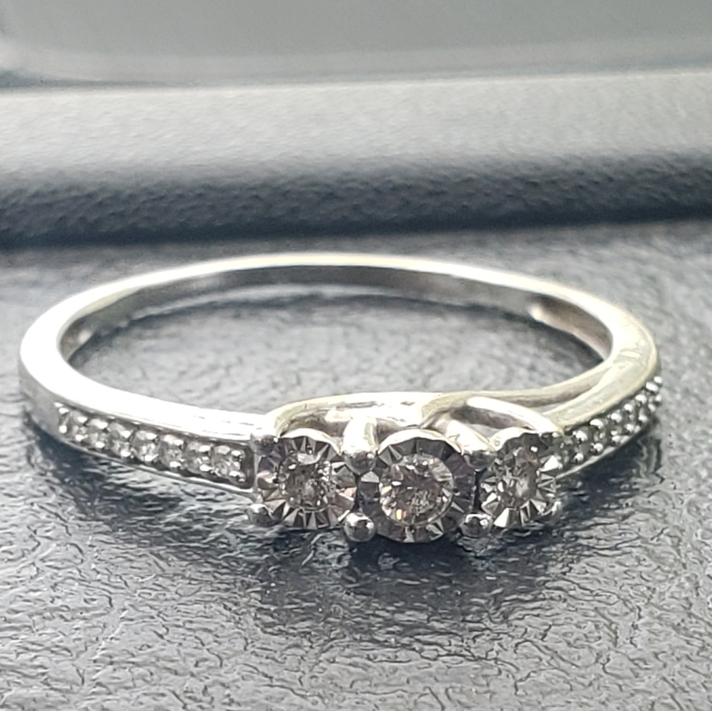 10 Kt Whitr Gold Elegant Triple Stone Ring